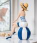Mobile Preview: 50er Jahre XXL Badefigur Estelle in blau-weißem Outfit mit Ball und Sonnenhut (37cm)